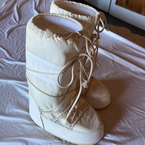 Icon Moon Boots
